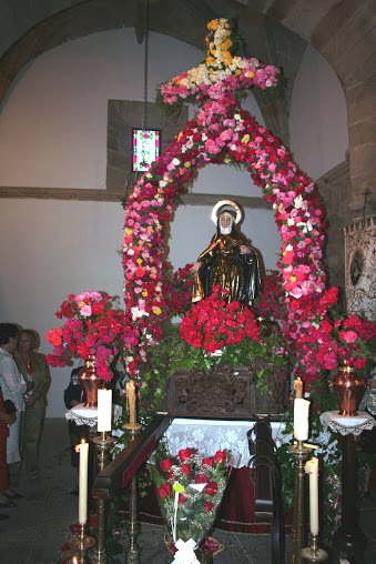 santa rita de casia adornada con flores 2